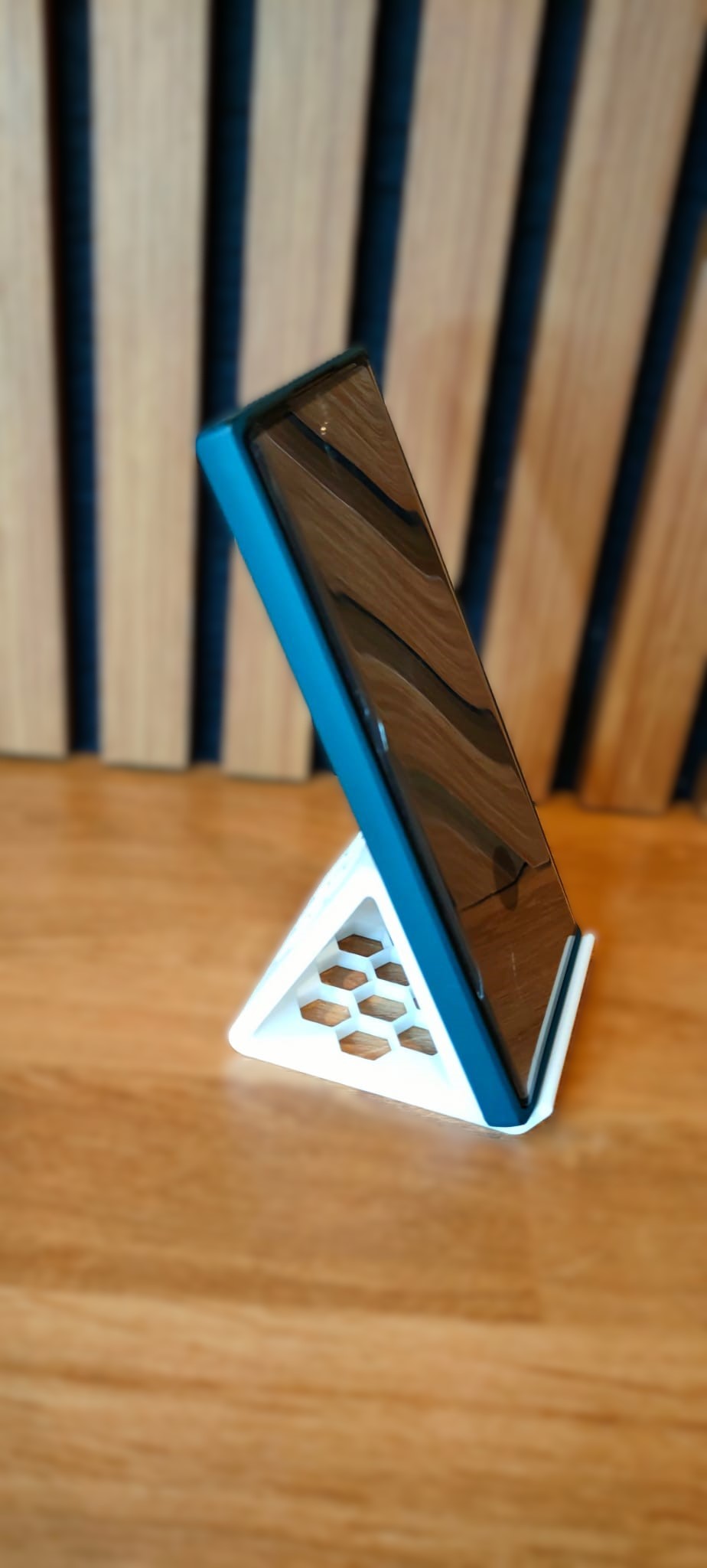 Honeycomb White Phone stand